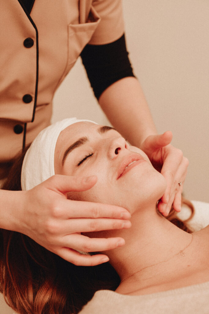 Facialisme à Marseille : massage liftant japonais à la clinique de médcine esthétique Beige Clinique à Marseille