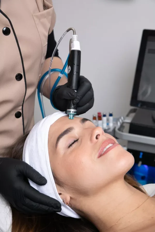Découvrez les bienfaits de l’HydraFacial, un soin révolutionnaire pour nettoyer, hydrater et sublimer votre peau. Offrez-vous une peau lumineuse chez Beige Clinique.