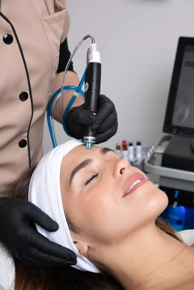Découvrez les bienfaits de l’HydraFacial, un soin révolutionnaire pour nettoyer, hydrater et sublimer votre peau. Offrez-vous une peau lumineuse chez Beige Clinique.
