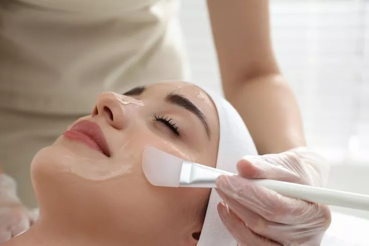 Peeling médical à Marseille : révélez l’éclat d’un teint uniforme chez Beige Clinique
