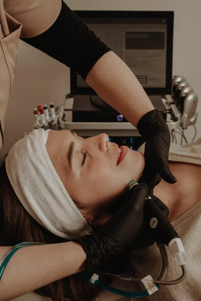 Hydrafacial ou Microneedling : quelle solution pour sublimer votre peau ?