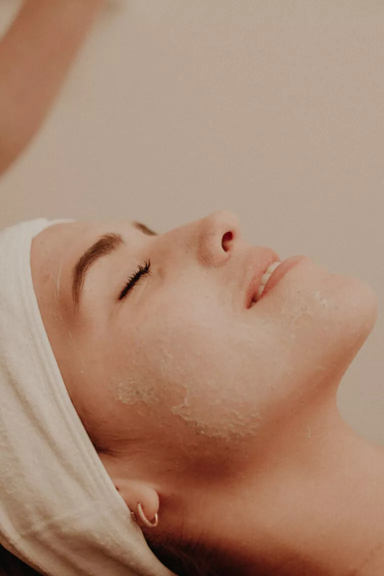 Peeling doux ou peeling profond : Sublimez votre peau avec le protocole idéal à Marseille