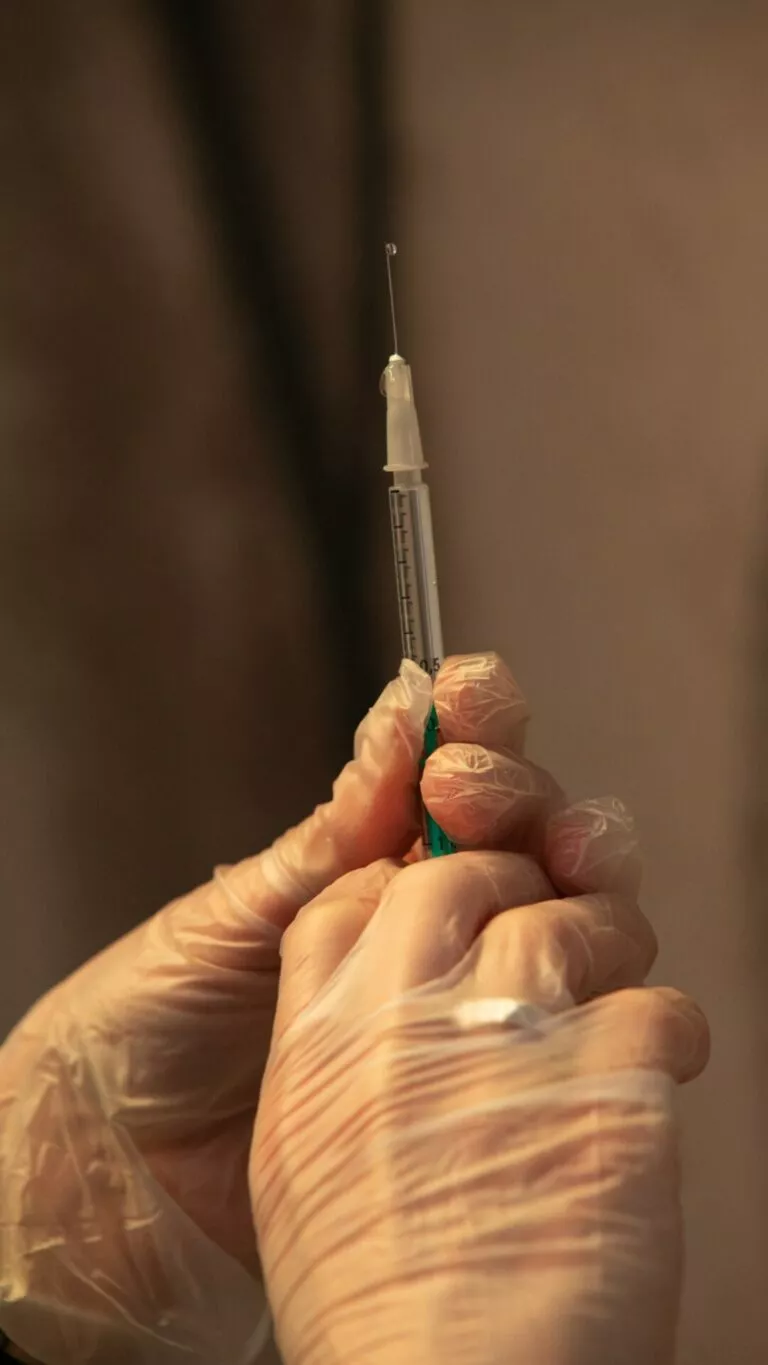 Acide hyaluronique ou Botox : comprendre les différences pour mieux choisir